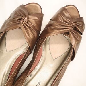 Ros Hommerson Gold Low Heel Shoes w/twist Womens Size 8.5